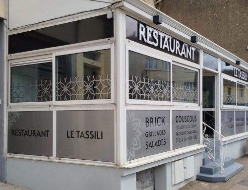 Restaurant LE TASSILI – Enseigne et Décors vitres